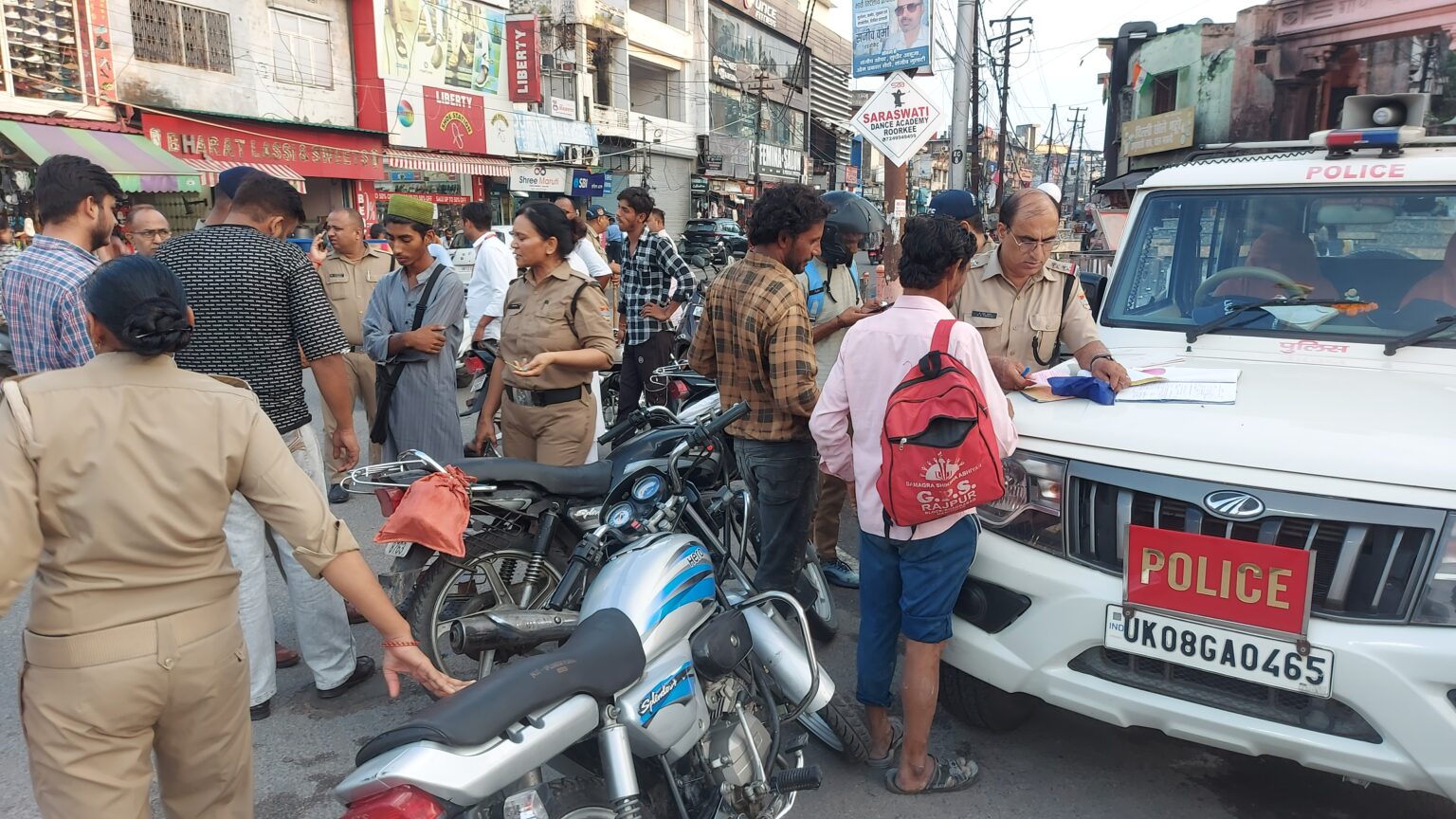 रुड़की : बिना नंबर प्लेट सड़कों पर दौड़ रही मोटर साइकिलो पर पुलिस की ताबड़तोड़ कार्यवाही